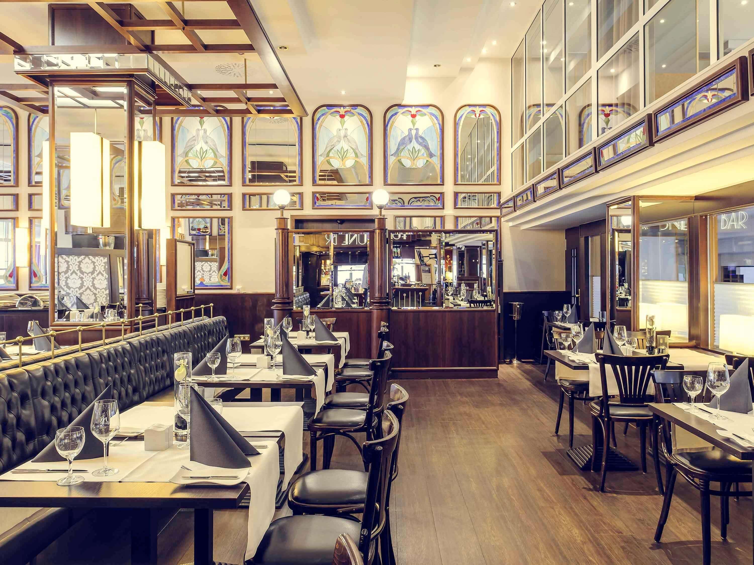 Se sirven desayunos y cocina local, restaurante con mesas al aire libre 