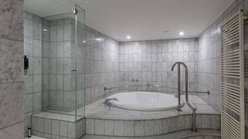 Executive Suite, 1 King Bed | Hypo-allergenic bedding, in-room safe, desk, blackout drapes