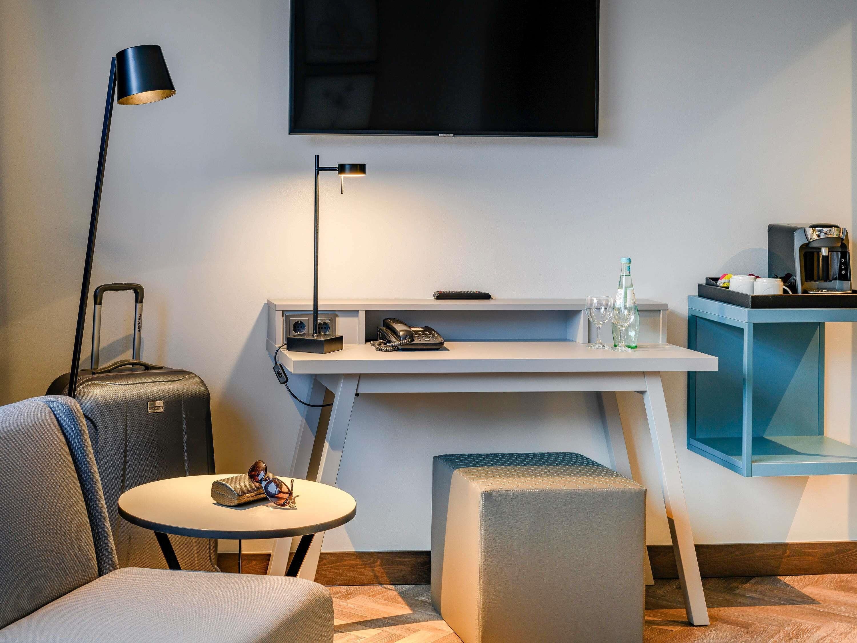 Hypo-allergenic bedding, in-room safe, desk, blackout drapes