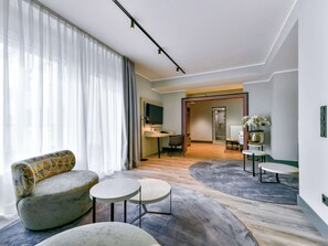 Executive Suite, 1 King Bed | Hypo-allergenic bedding, in-room safe, desk, blackout drapes