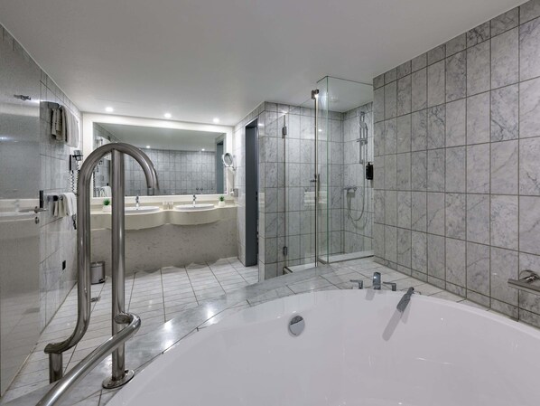 Executive-suite - 1 kingsize-seng | Badeværelse | Miljøvenlige toiletartikler, hårtørrer, håndklæder