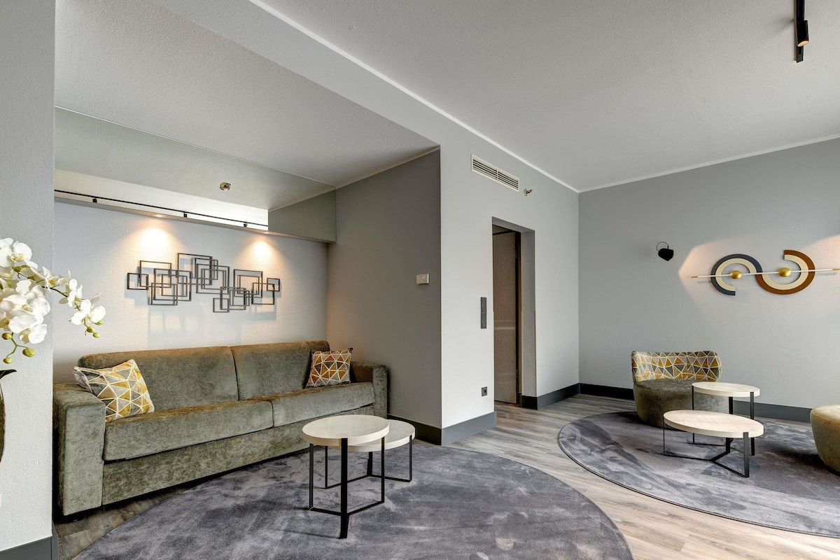 Executive Suite, 1 King Bed | Hypo-allergenic bedding, in-room safe, desk, blackout curtains