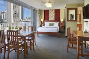 Studio Suite (1 Queen Bed) | In-room safe, desk, laptop workspace, blackout drapes