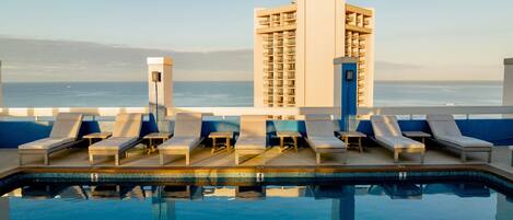 Utendørsbasseng og solsenger