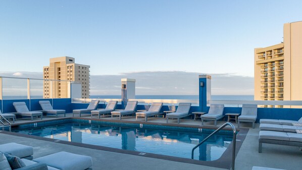 Piscine extérieure, accès possible de 6 h à 22 h, chaises longues