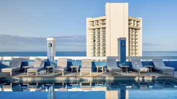 Piscina externa, funciona das 6h às 22h, espreguiçadeiras