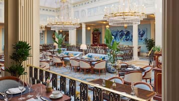 供應早餐、午餐和晚餐,英國料理
