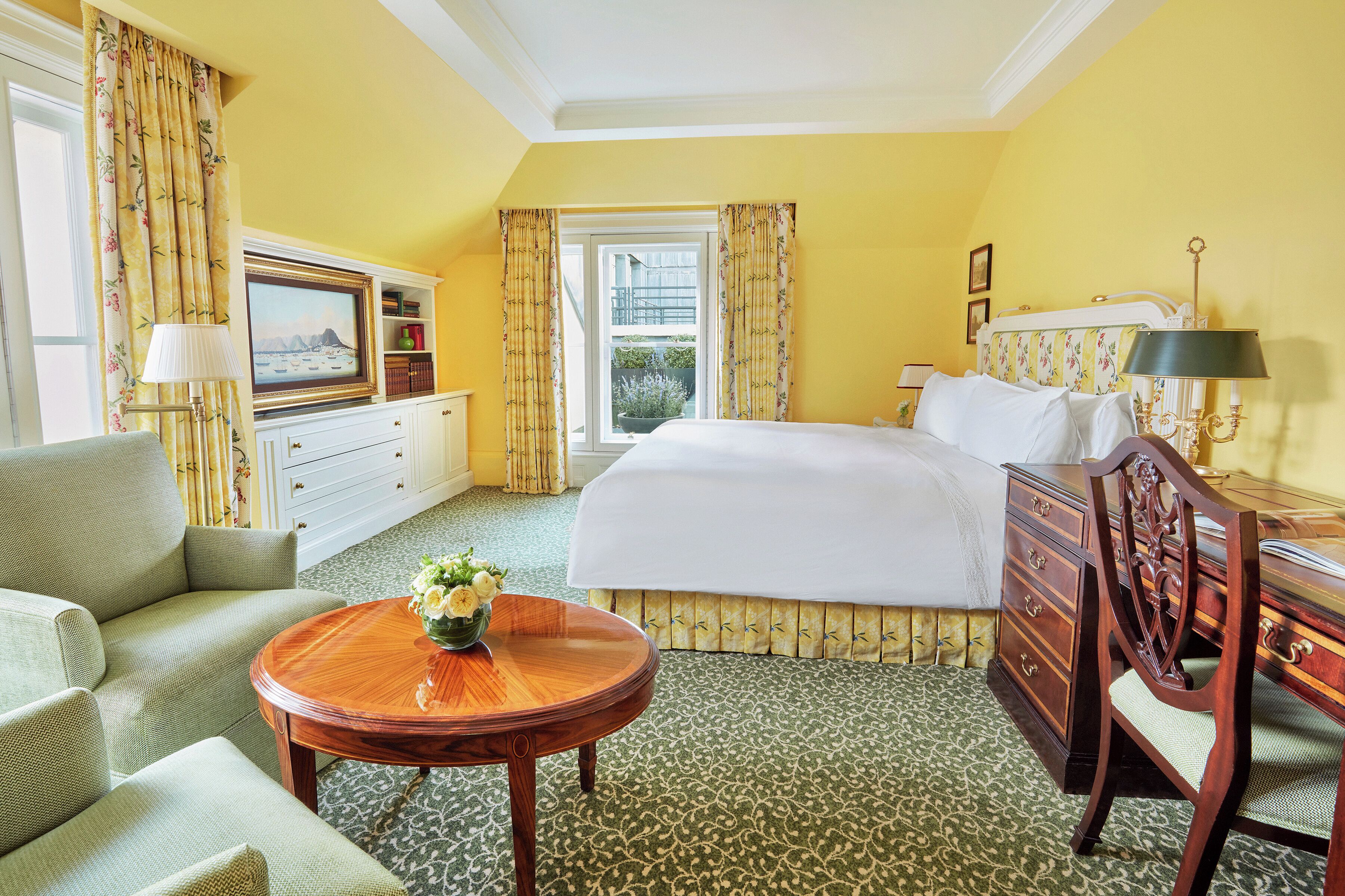 Executive Room, Balcony | Premium bedding, minibar, in-room safe, individually decorated