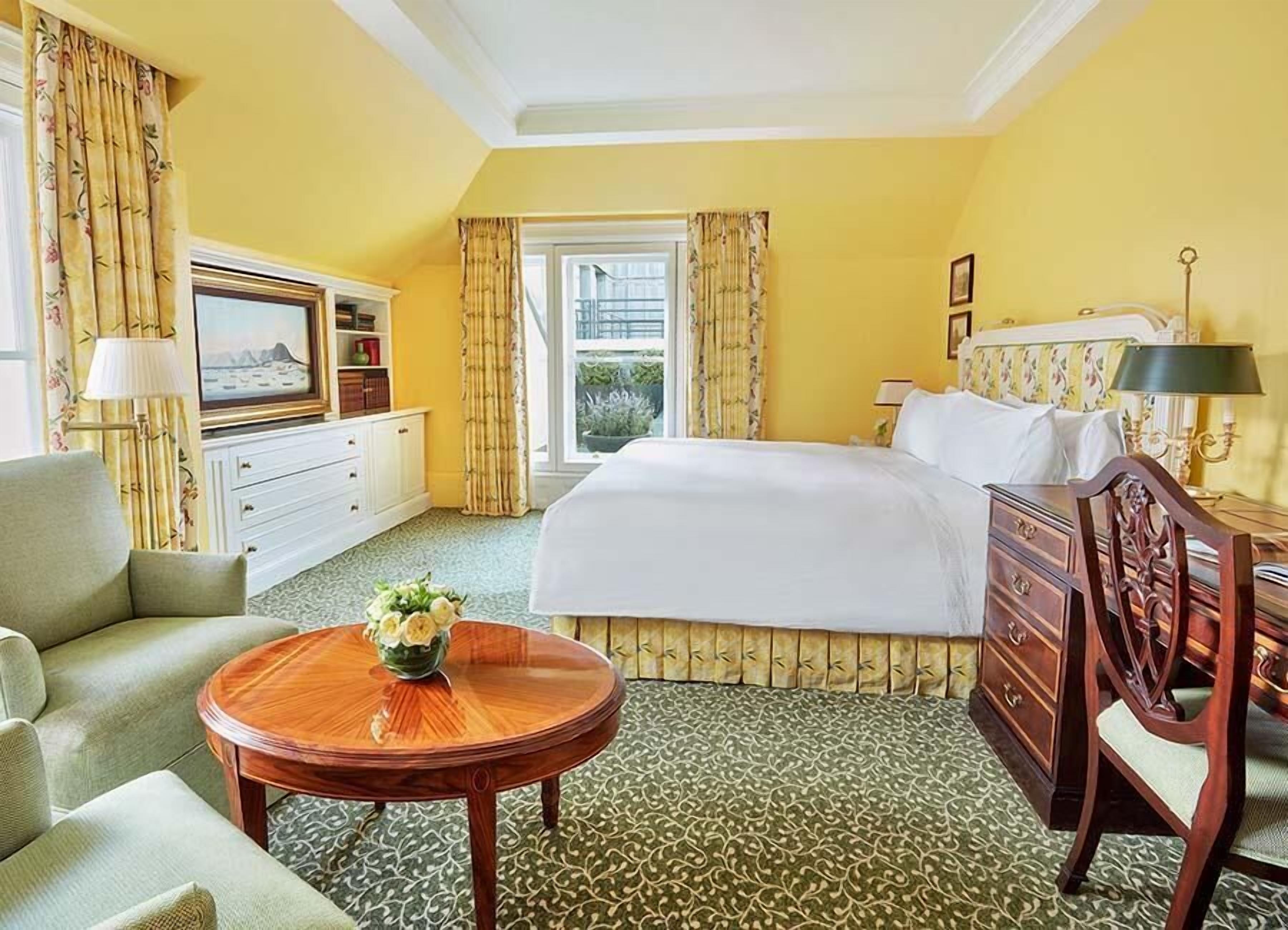 Bộ đồ giường cao cấp, minibar, két bảo mật tại phòng, bàn 