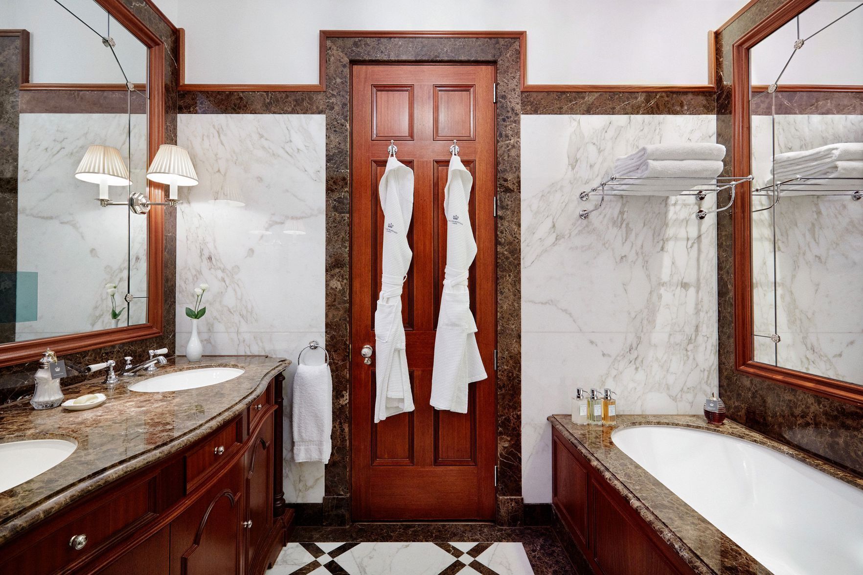 Kamar mandi | Perlengkapan mandi desainer, pengering rambut, jubah mandi, dan sandal