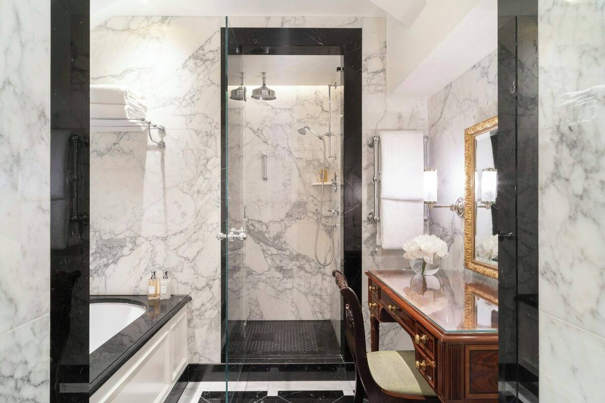 Suite ejecutiva, balcón (Junior) | Ropa de cama de alta calidad y minibar