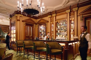 2 bars/lounges, cocktail bar