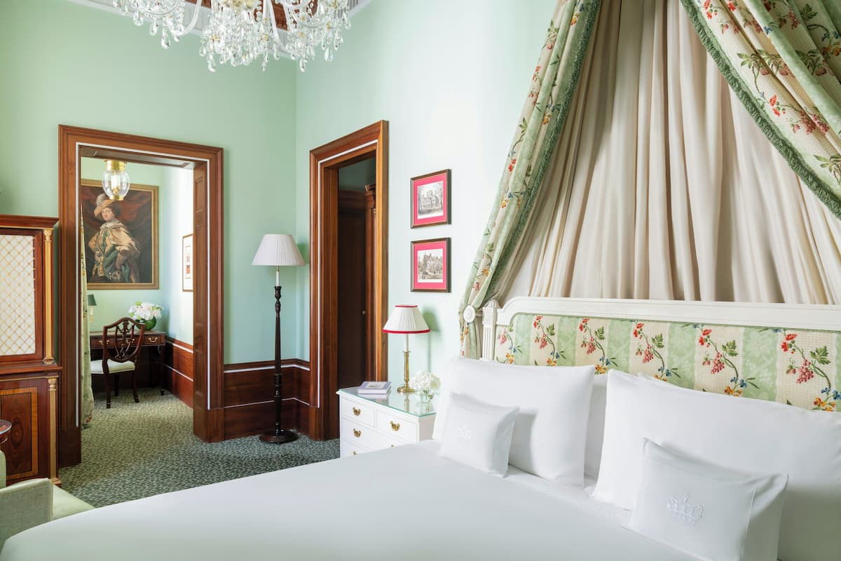 Executive Room | Premium bedding, minibar, in-room safe, desk
