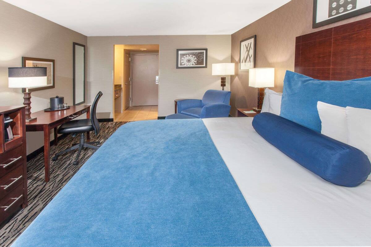 Deluxe Room, 1 Katil Raja (King) | Peti besi dalam bilik, meja, seterika/papan seterika, Wi-fi percuma 