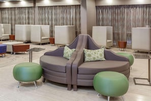 Lobby - Wyndham Garden Elk Grove Village/O'Hare (Elk Grove Village)