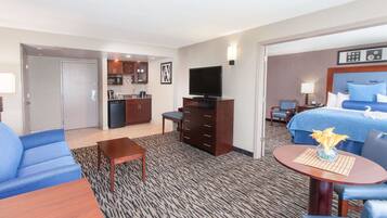 Een kluis op de kamer, een bureau, een strijkplank/strijkijzer