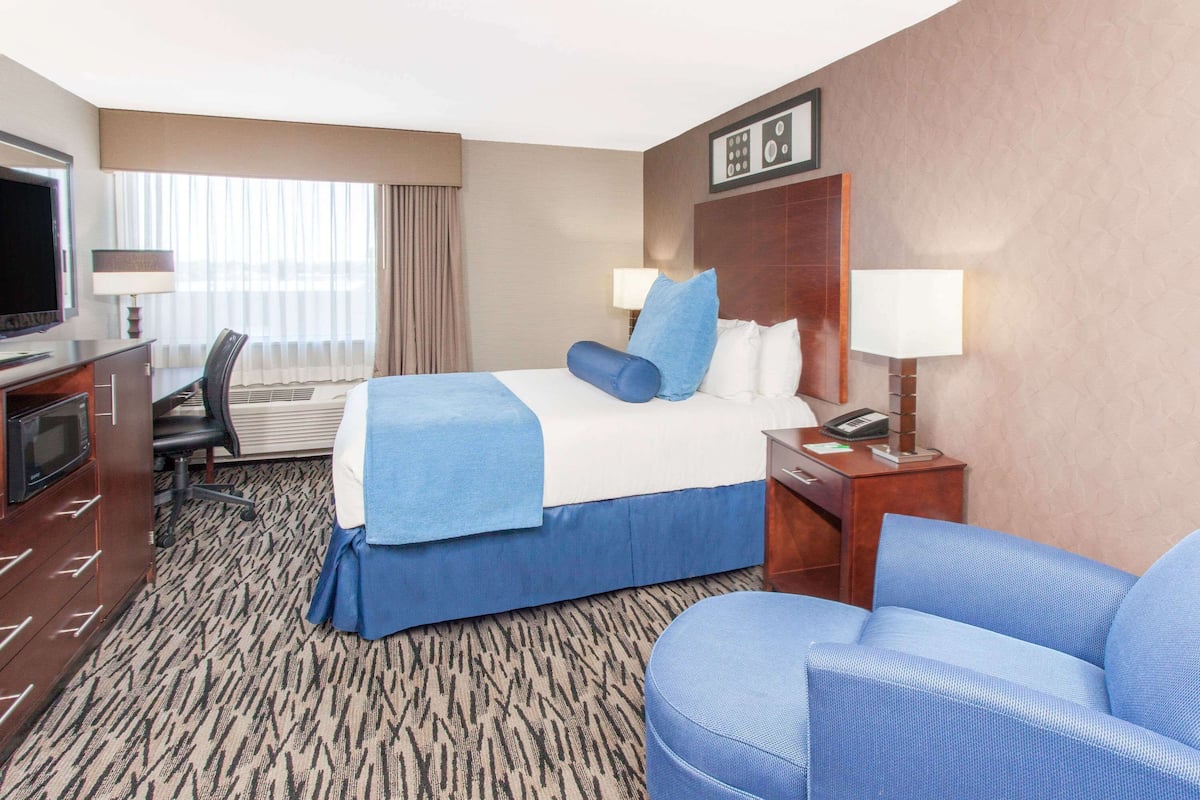 In-room safe, desk, iron/ironing board, free WiFi