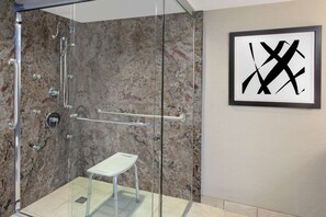 Ducha y bañera combinadas y artículos de higiene personal gratuitos