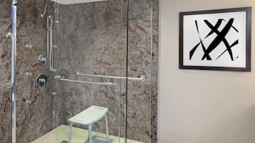 Tina con regadera, amenidades de baño gratuitas, secadora de cabello