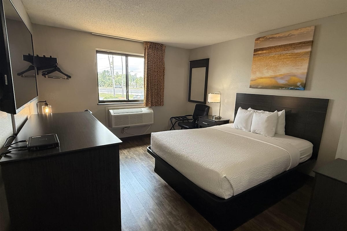 Desk, iron/ironing board, free WiFi, bed sheets
