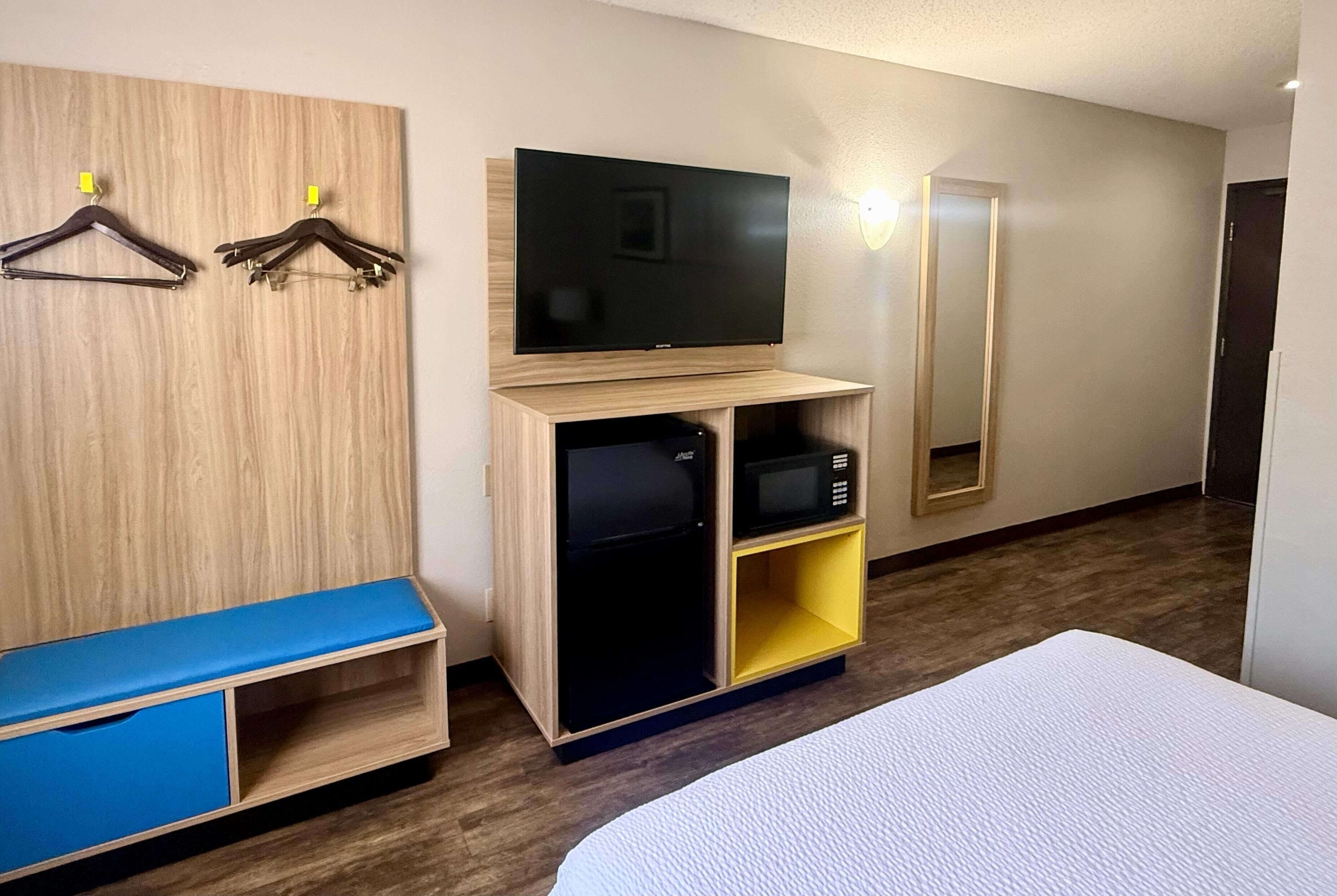 Escritorio, tabla de planchar con plancha, wifi gratis y ropa de cama 