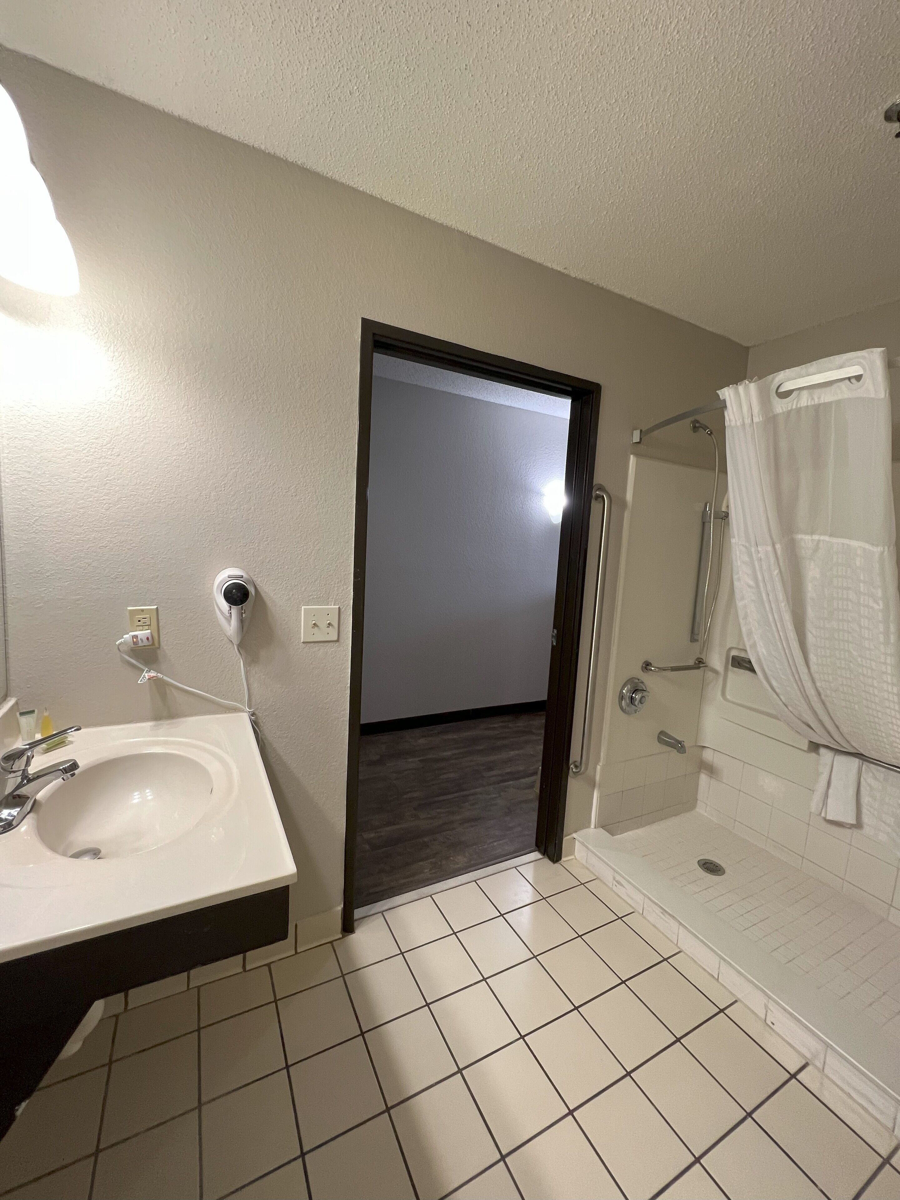 Room, 1 Queen Bed, Non Smoking, Ground Floor (Mobility, Hearing) | Bathroom | Shower, hair dryer, towels