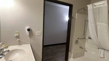 Room, 1 Queen Bed, Non Smoking, Ground Floor (Mobility, Hearing) | Bathroom | Shower, hair dryer, towels