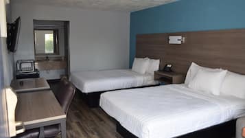 Escritorio, cortinas blackout y tabla de planchar con plancha