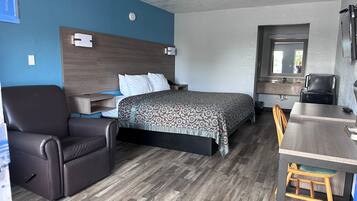 Escritorio, cortinas blackout y tabla de planchar con plancha