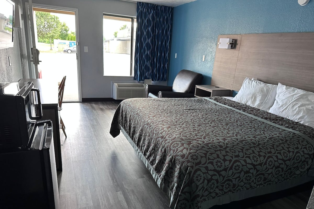 Desk, blackout drapes, iron/ironing board, free WiFi