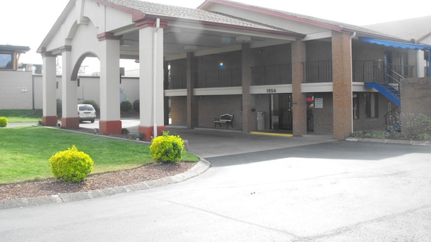 A two-story building with a covered entrance and a sign reading "1954". - Americas Best Value Inn & Suites Murfreesboro (Murfreesboro)