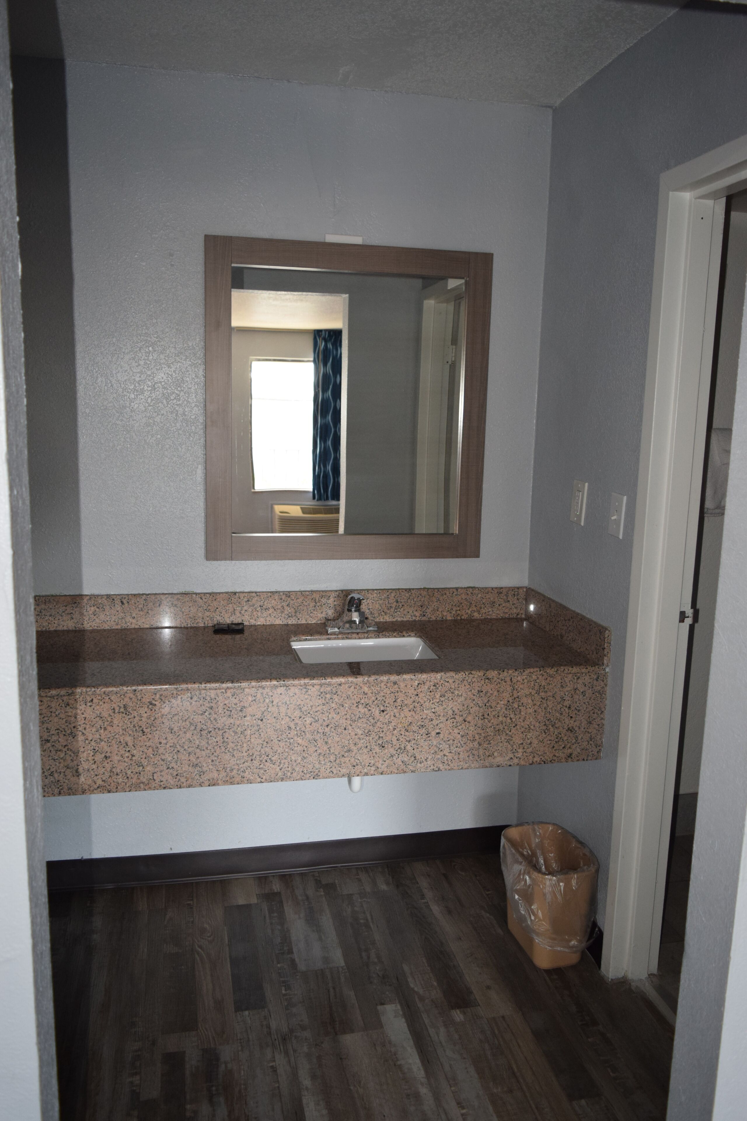 Escritorio, cortinas opacas, tabla de planchar con plancha y wifi gratis