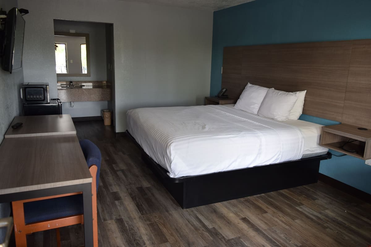 Deluxe Room, 1 King Bed, Smoking | Desk, blackout drapes, iron/ironing board, free WiFi