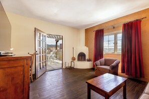 Suite – superior, 1 kingsize-seng, fjellutsikt (One Bedroom King Suite) | Sengetøy av topp kvalitet, senger med overmadrass og safe på rommet