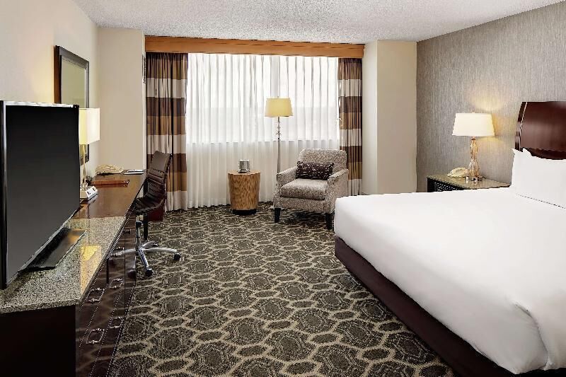 Premium bedding, in-room safe, desk, laptop workspace