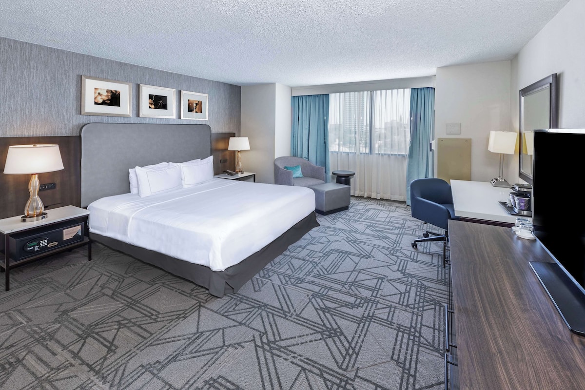 Premium bedding, in-room safe, desk, laptop workspace