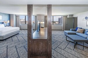 华丽套房, 1 张特大床 (2 Rooms) | 起居区 | 49-英寸纯平电视（配备卫星频道）、电视、收费电影