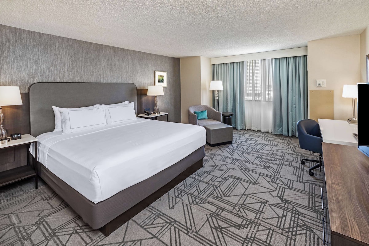 Premium bedding, in-room safe, desk, laptop workspace