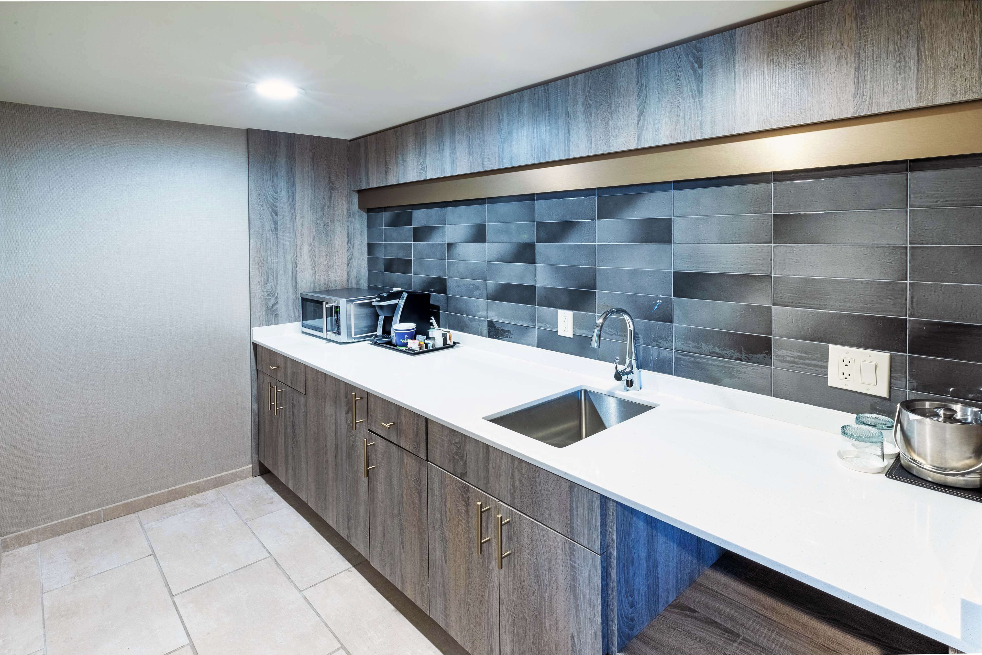 deluxe single room, 2 double beds | private kitchen | fridge, coffee/tea maker