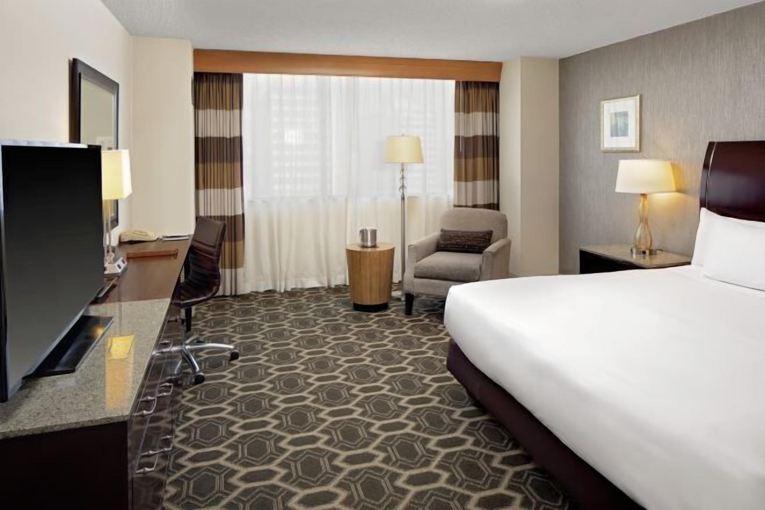 Sengetøy av topp kvalitet, safe på rommet og skrivebord