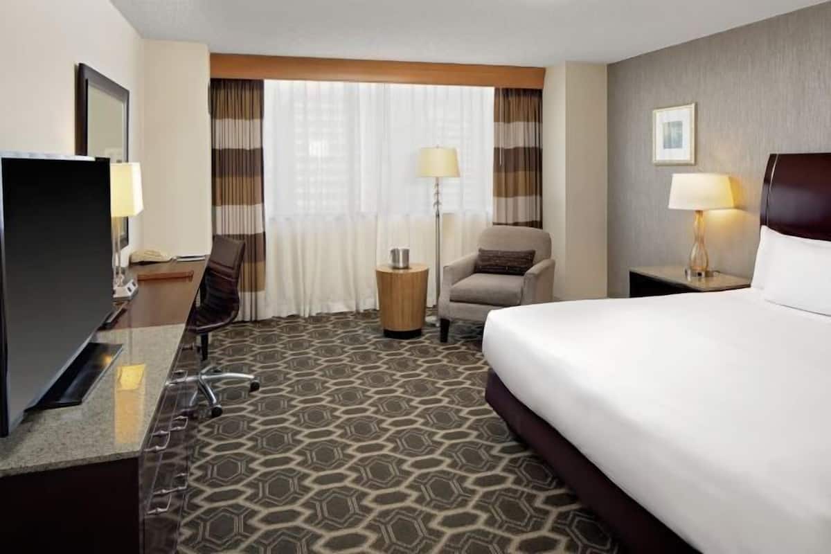 Premium bedding, in-room safe, desk, laptop workspace