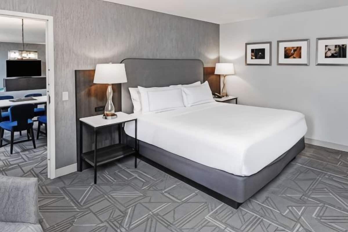 Premium bedding, in-room safe, desk, laptop workspace