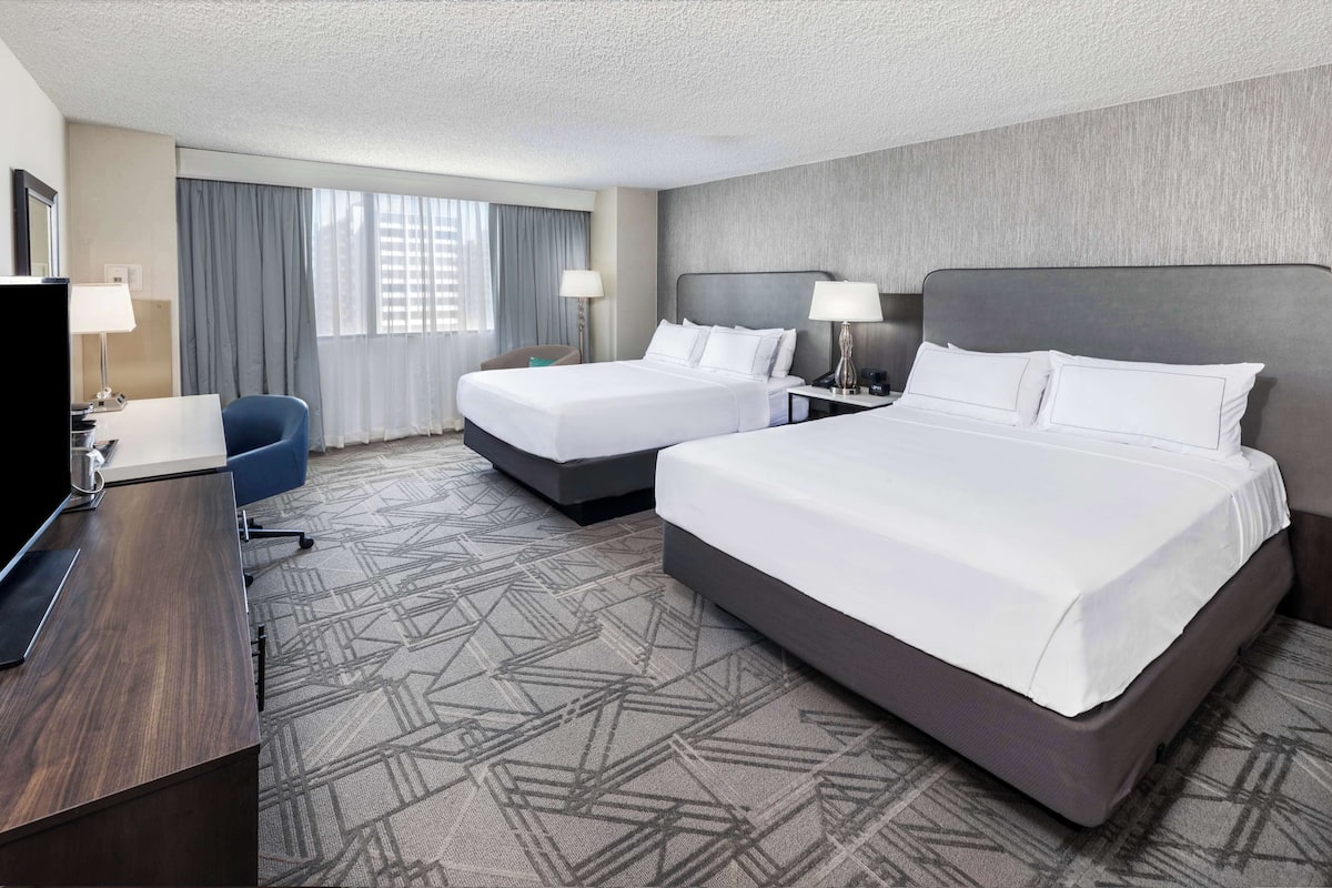 Premium bedding, in-room safe, desk, laptop workspace