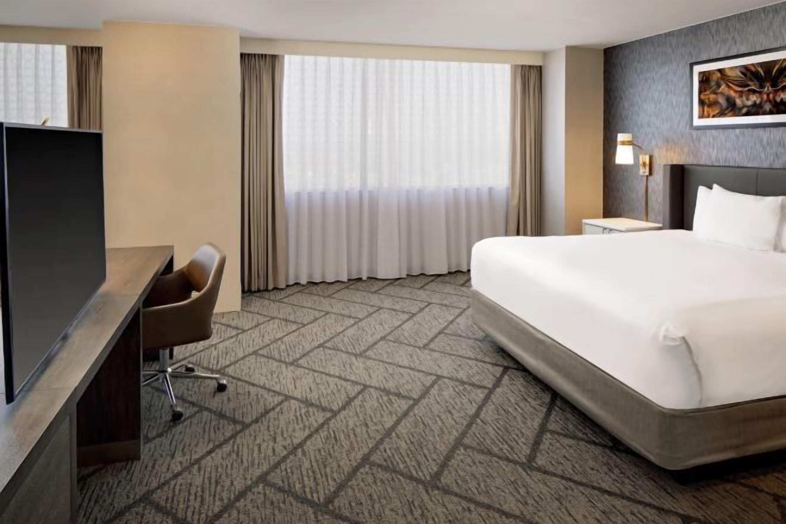 Sengetøy av topp kvalitet, safe på rommet og skrivebord