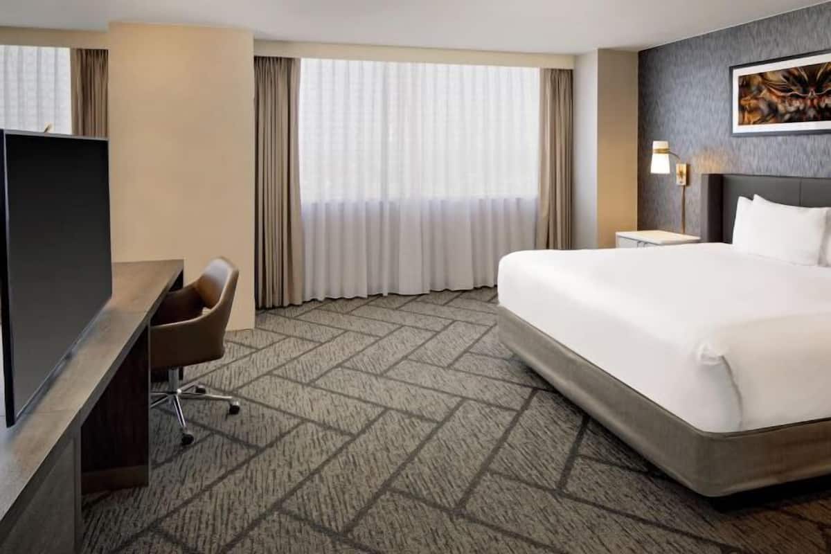 Premium bedding, in-room safe, desk, laptop workspace