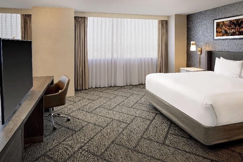 Premium bedding, in-room safe, desk, laptop workspace