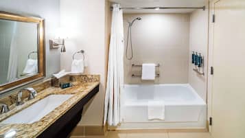 Un baño con lavamanos doble, un espejo grande, bañera y cabina de ducha.