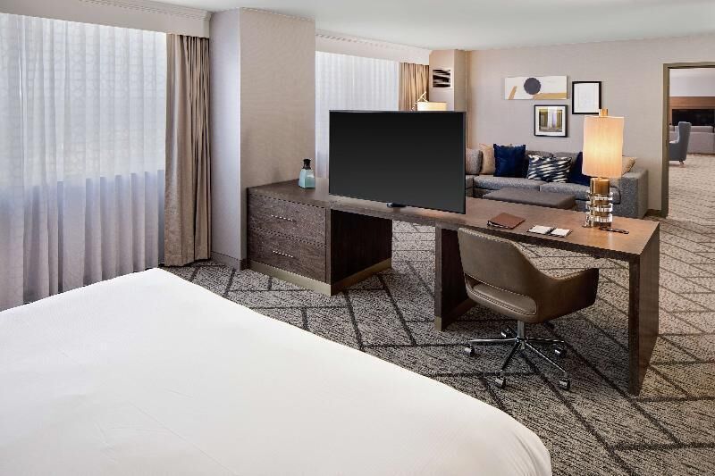 Premium bedding, in-room safe, desk, laptop workspace