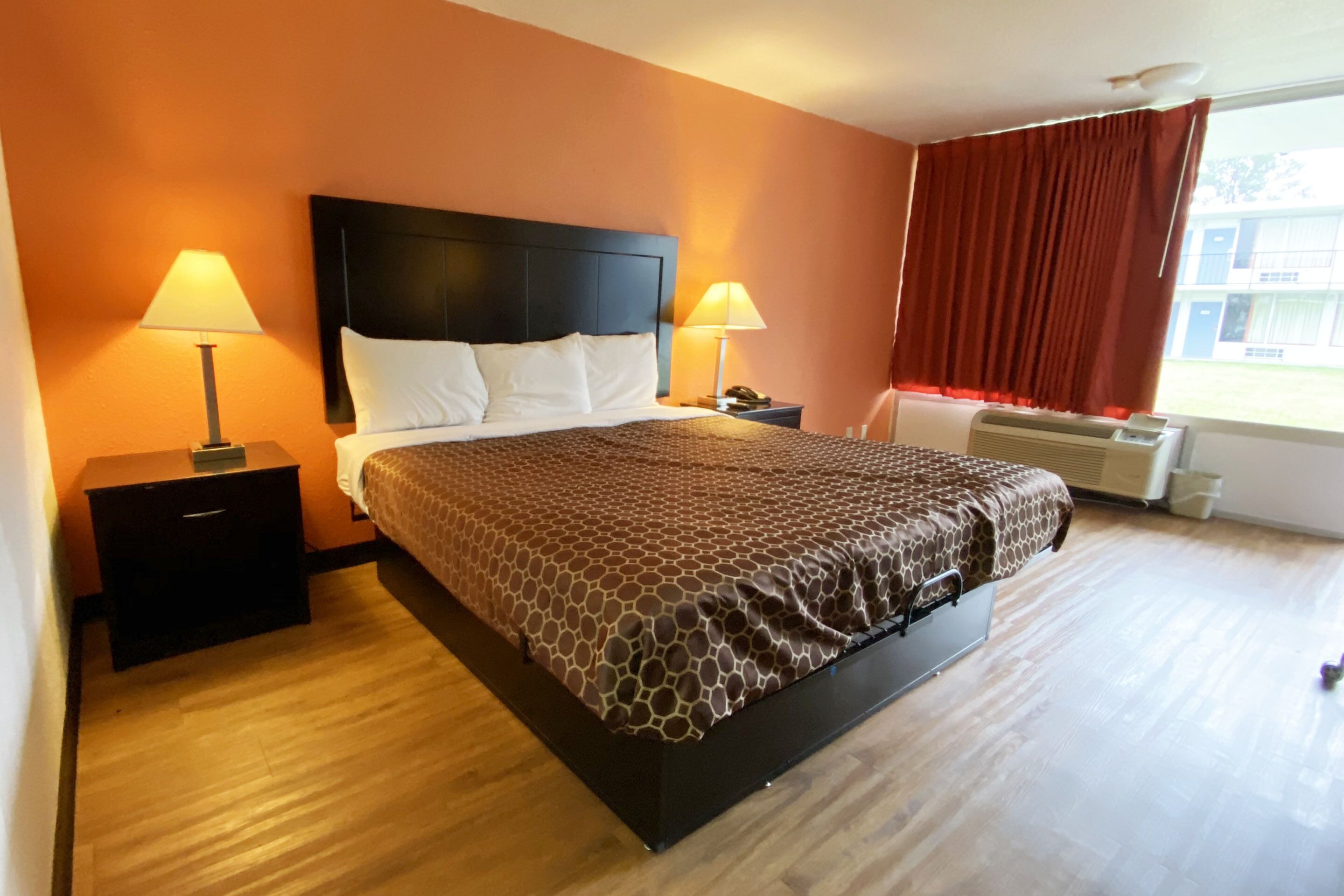 Individuell dekoriert, individuell eingerichtet, Schreibtisch