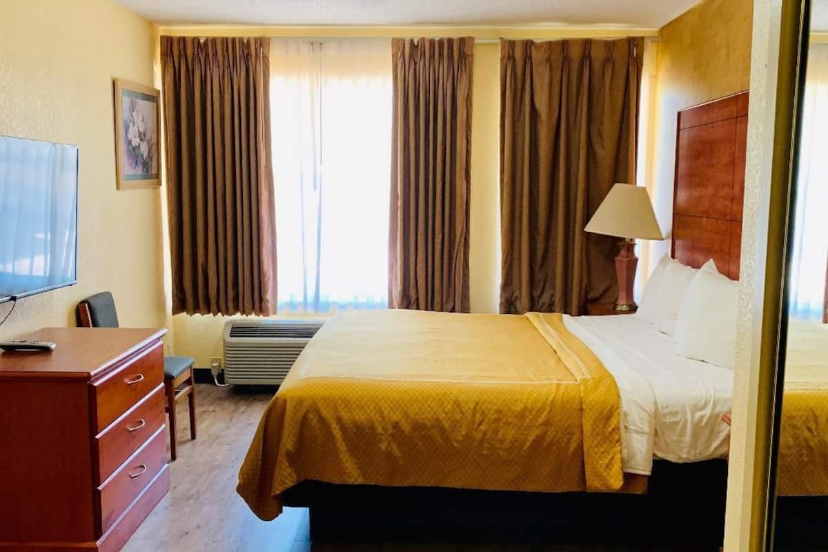 Standard Suite, 1 King Bed, Non Smoking, Jetted Tub | WiFi (free), bed sheets